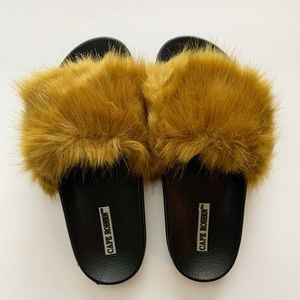 Cape Robbin faux fur olive slides sandals size 7